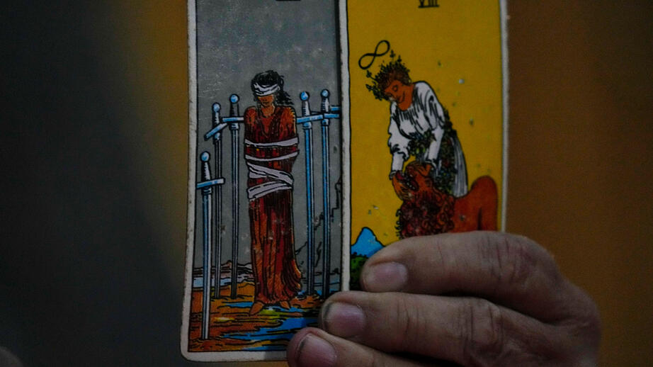 Två kort från tarotleken Rider Waite, som är den kortlek Malin främst använder sig av. 