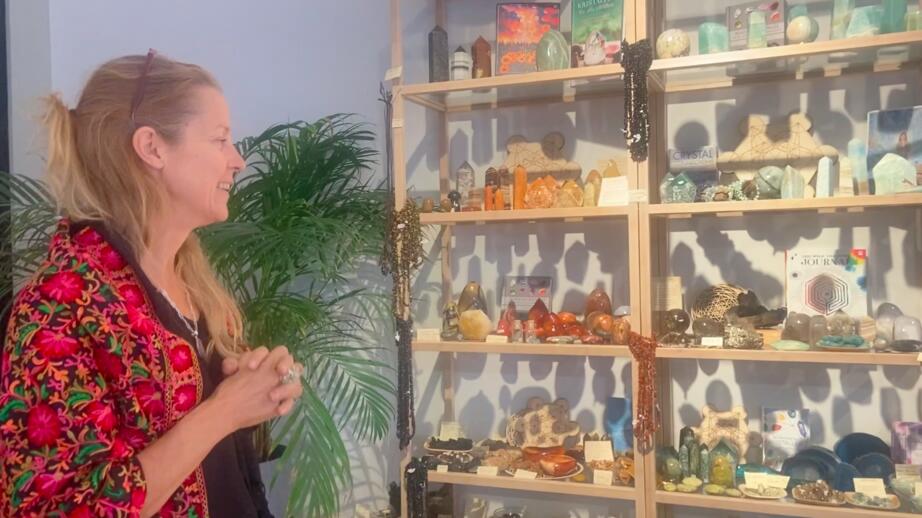 Petra Ollstig berättar om kristallerna i hennes butik. 