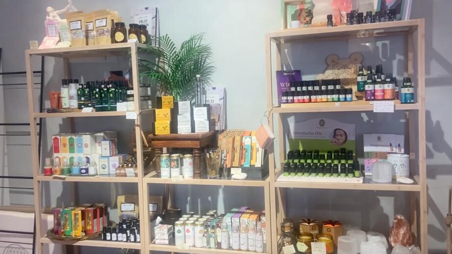 I butiken i Varberg säljs alla möjliga produkter, inte bara kristaller, även om det är det spirituella som utmärker butiken. 