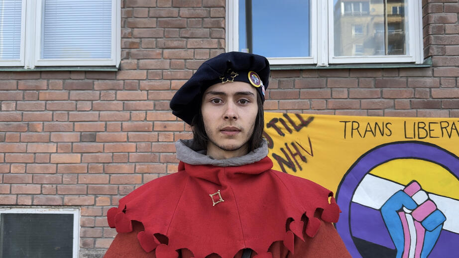 Morwyn le Fay utanför Socialstyrelsen i Stockholm