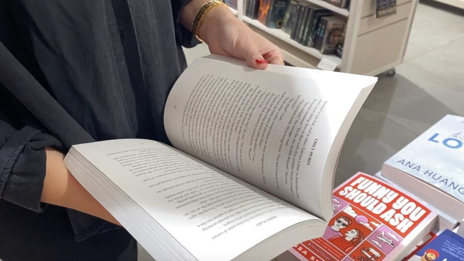 BookTok-avdelningarna på Adlibris och Akademibokhandeln.