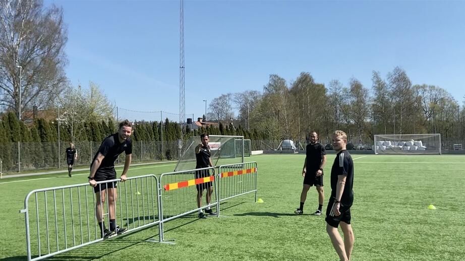 Se de äldre domarna besegra de yngre i en match fotbollstennis.