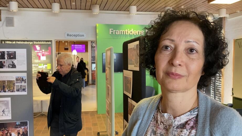 Mitja Nadjafi berättar vad protesterna i Iran handlar om framför bildsamlingen i Helsingborgs stadsbibliotek. 