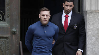 Conor McGregor åker till polisstationen. Foto: Julio Cortez/AP/TT Nyhetsbyrån