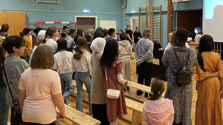 Fyror från Kvarnbyskolan och Adolf Fredriks musikklasser värmer upp till körlektionen.