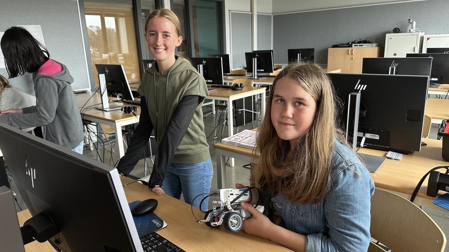 Här programmerar Sandra, Marielle och de andra deltagarna sina robotar på tekniklägret. 