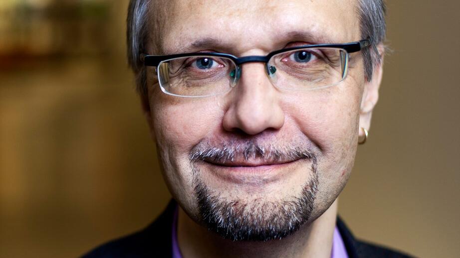 Ulf Bjereld (S) är professor i statsvetenskap vid Göteborgs universitet. Den statistik som arrangörerna själva publicerar tenderar att vara överdrivna. Därför har han sedan mitten på 1990-talet räknat deltagarna själv. I alla fall i Göteborg.