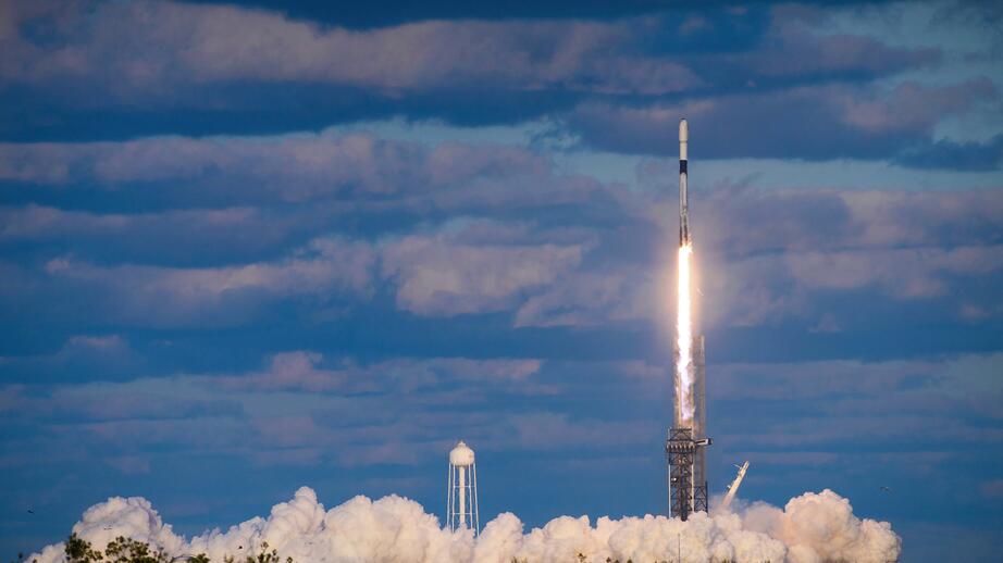Sydkoreas spionsatellit skjuts upp från Kennedy Space Center.
