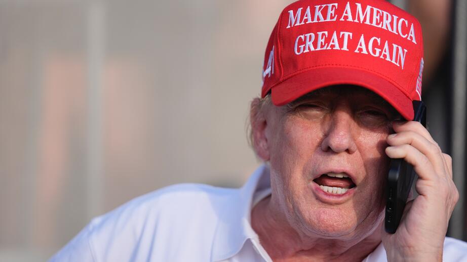Donald Trump vill inte se ett nationellt abortförbud. Bild från en golftävling den 7 april.