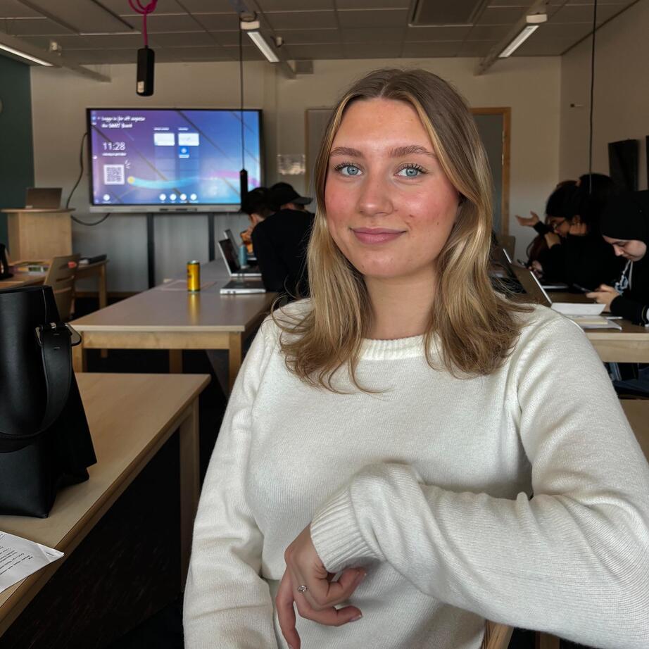 Ellen Lund, 19, har svensklektion. Senast inatt sov hon dåligt.