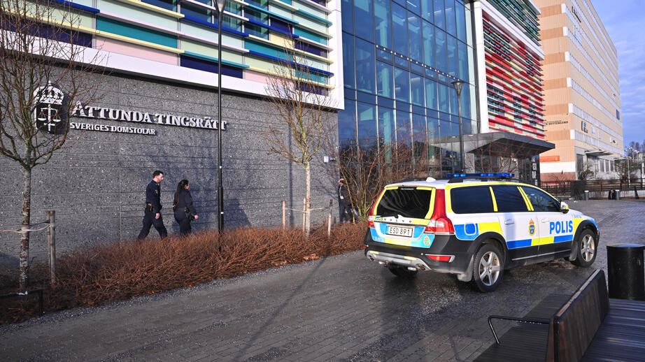 En polisbil står parkerad utanför tingsrätten