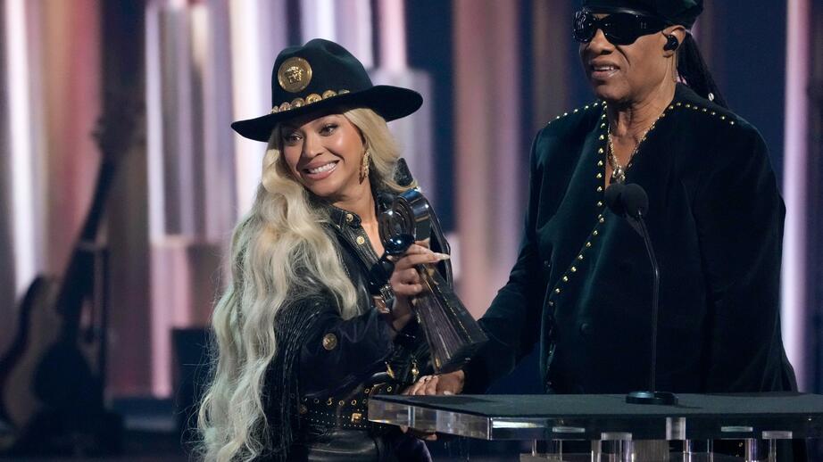 Beyoncé accepterar ett pris från Stevie Wonder på iHeart Radio Music Awards några dagar efter utgivningen av Cowboy Carter. 