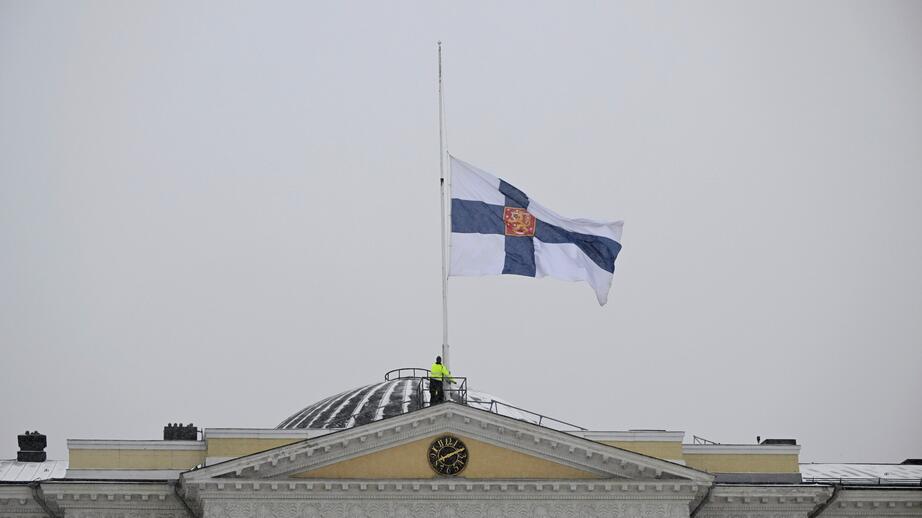 Flaggan på halv stång efter skolskjutningen.