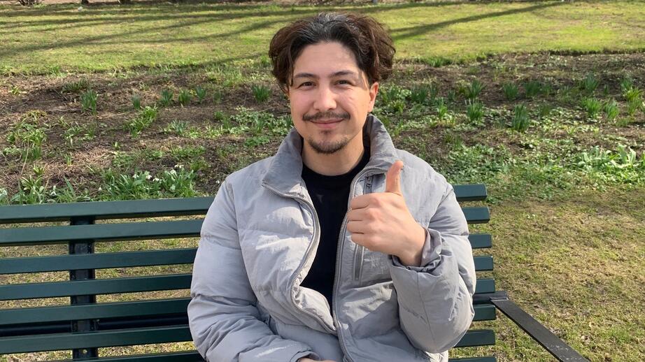 Mahdi, 23, är nöjd med en lite finare middag.