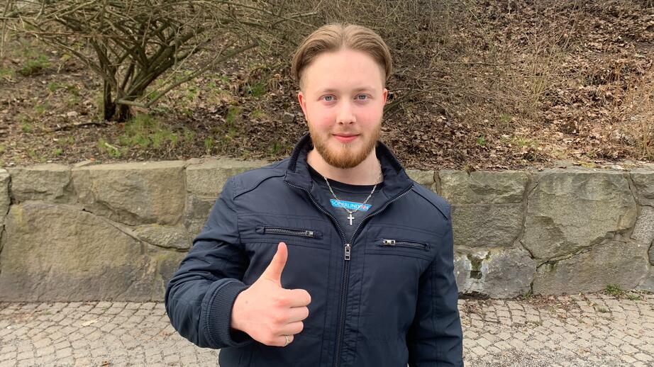 Erik, 19, är lycklig över sitt livs första återbäring.