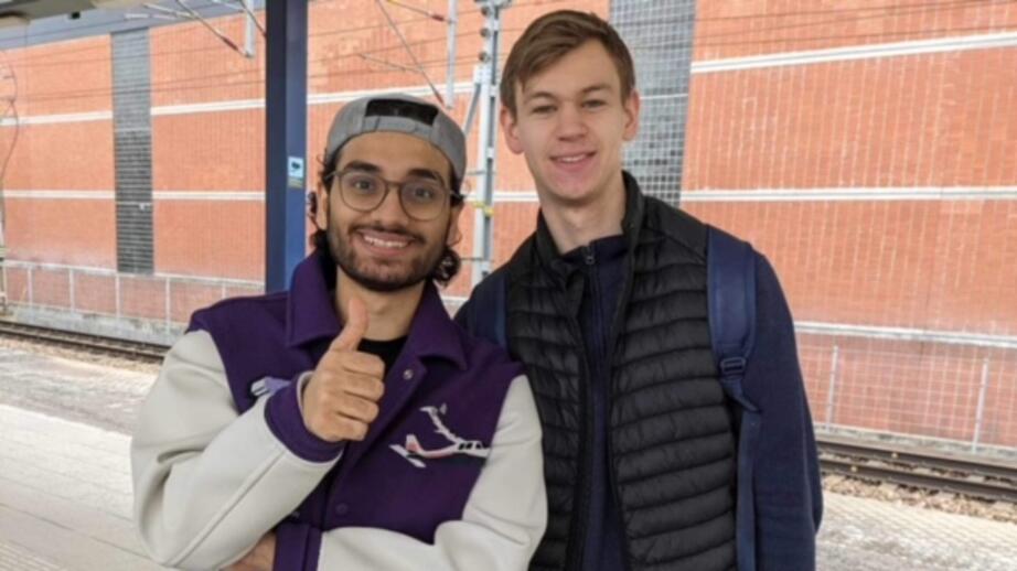 Ali Fathi, 21, och Max Norling, 22, på Solna station. 