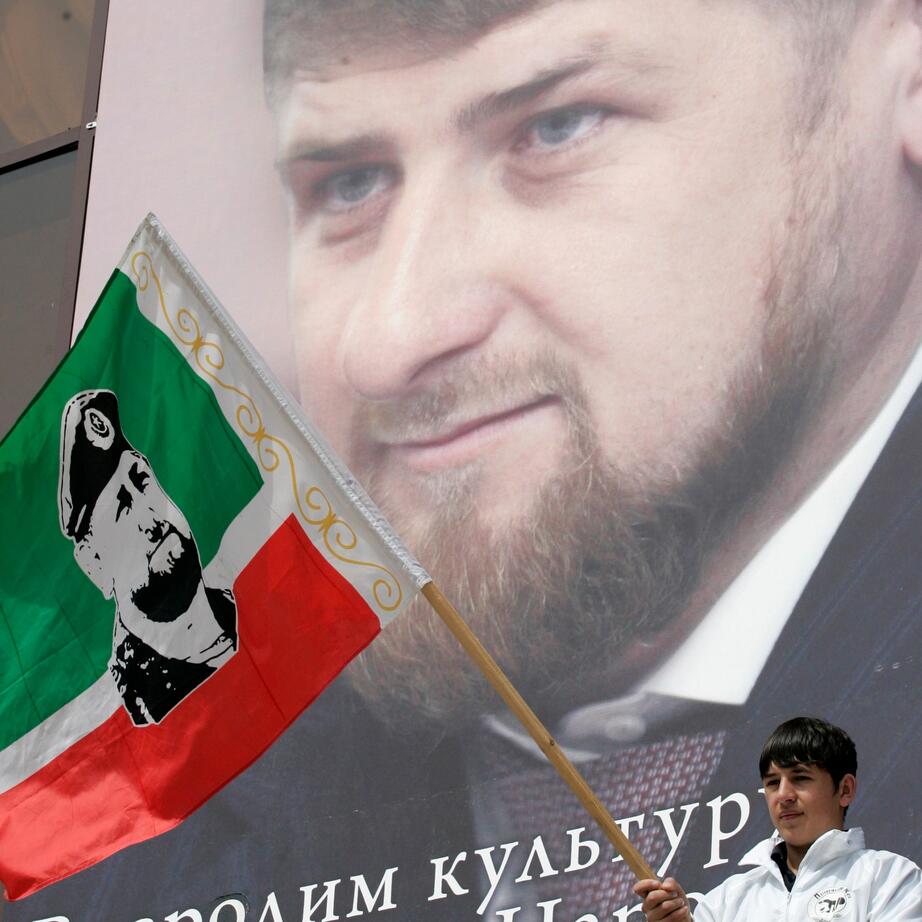Jätteporträtt av Tjetjeniens ledare Ramzan Kadyrov. Personen framför porträttet håller i den tjetjenska flaggan. Bilden är från 2010.