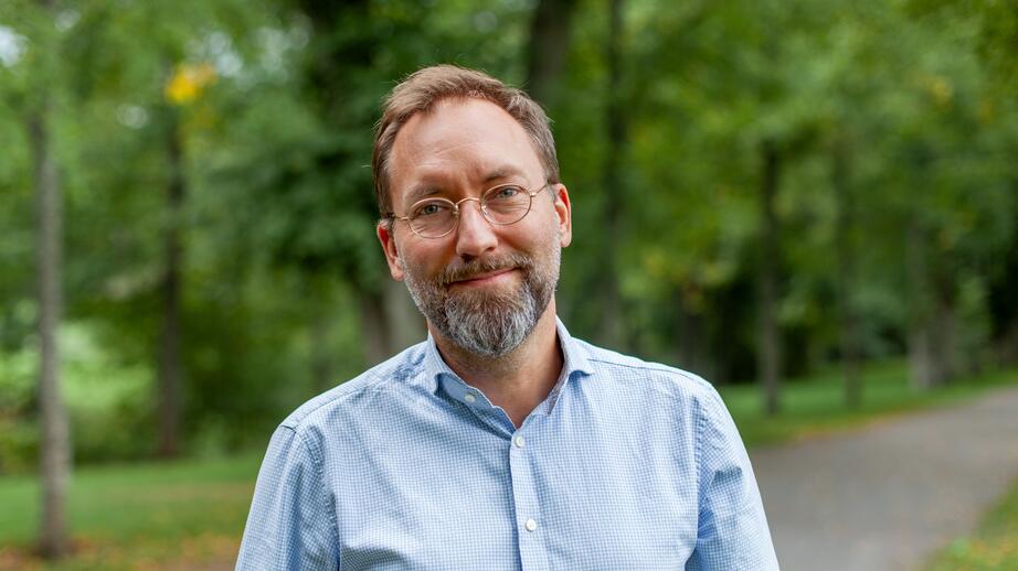 Olle Forshed, doktor i tropisk regnskogsekologi och skötsel, har forskat på både skogens ekologi och utveckling av tekniker för skonsamt regnskogsbruk för djur och växter