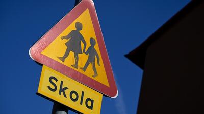 VARNINGSSKYLT SKOLA. Foto: Janerik Henriksson/TT