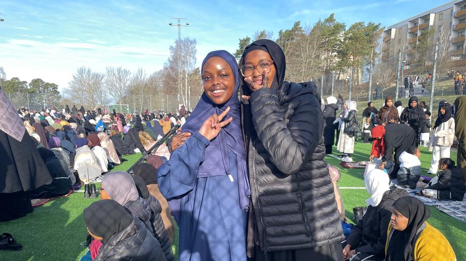 Klasskompisarna Amina och Aliyah.