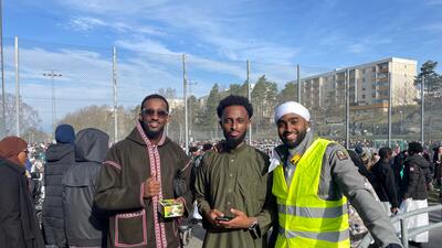 Mohamed, 26 stöter på sina vänner i vimlet. Foto: Sofia Tordai