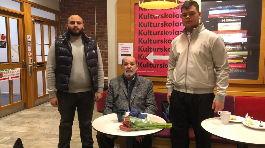 Vincent Taikon, Mikael Demetri och Tatchino Grönfors vid firandet i Farsta bibliotek.
