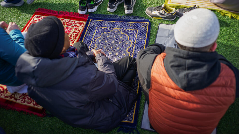 Folk breder ut sig på konstgräsplanen i Rinkeby.