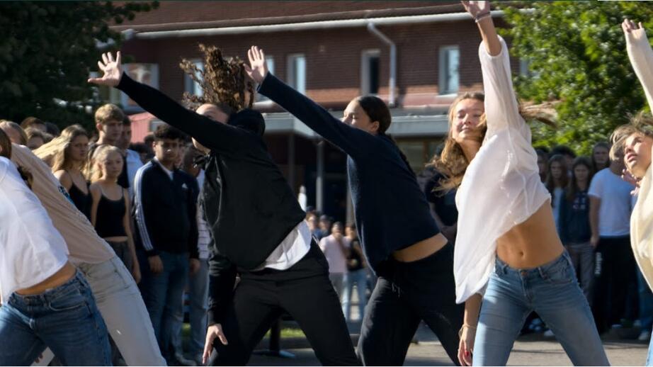 Ungdomar dansar för ett gott syfte.