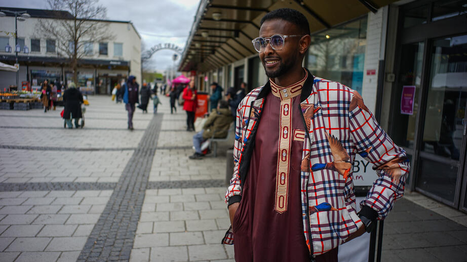 Abdel har ofta på sig thawb, som det långa plagget heter på arabiska.