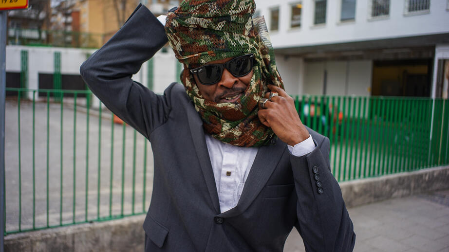 Moustapha berättar att thawben är inhandlad i Sudan.