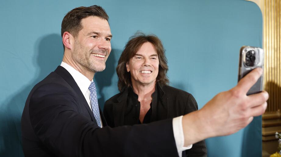 Johan Forsell (M) tar en selfie med Joey Tempest i Europe under prisutdelningen. 