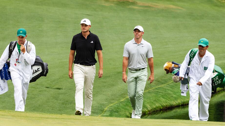 Ludvig Åberg under onsdagens träningsrunda tillsammans med superstjärnan och världstvåan Rory McIlroy. 