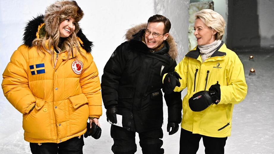 Ebba Busch och Ulf Kristersson tillsammans med EU-ordföranden Ursula Von Der Leyen.