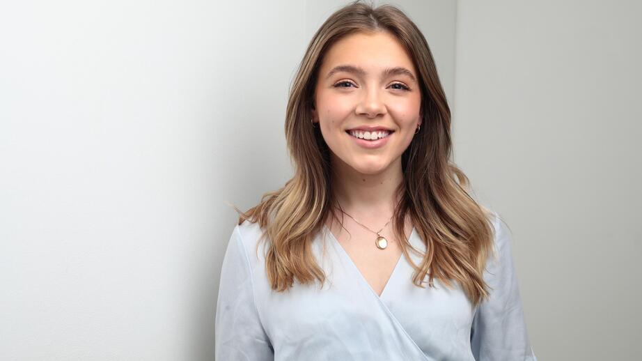 Ebba Holmqvist jobbar med att föreläsa för ungdomar om sparande och privatekonomi.