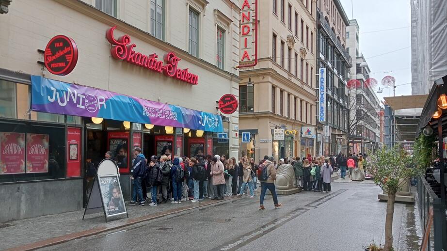 Många klasser hade åkt till Drottninggatan för att gå på bio.