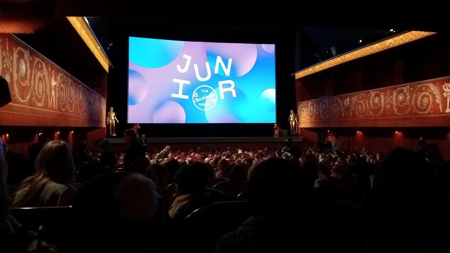 Biosalongen fylldes av tjatter och skratt i väntan på filmstart.