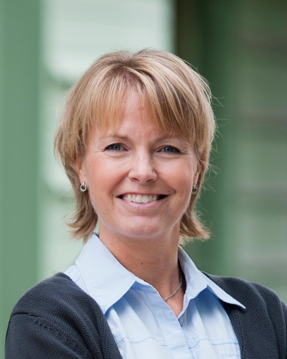 Christina Rudén, professor i regulatorisk toxikologi och ekotoxikologi vid Institutionen för miljövetenskap, Stockholms universitet, säger att ingredienserna i sprejen torkar ut huden. 