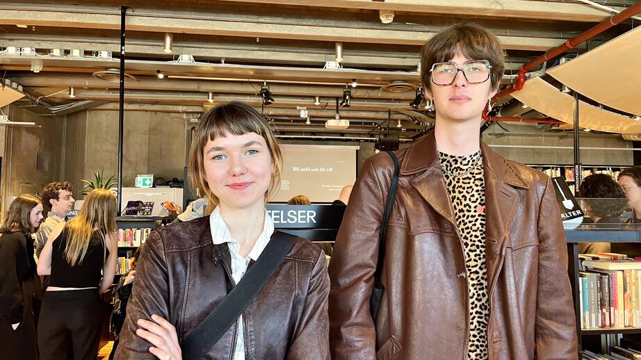 Rebecka Häggström, 19, och Josef MacDermott, 21, besökte årets litteraturmässa. 