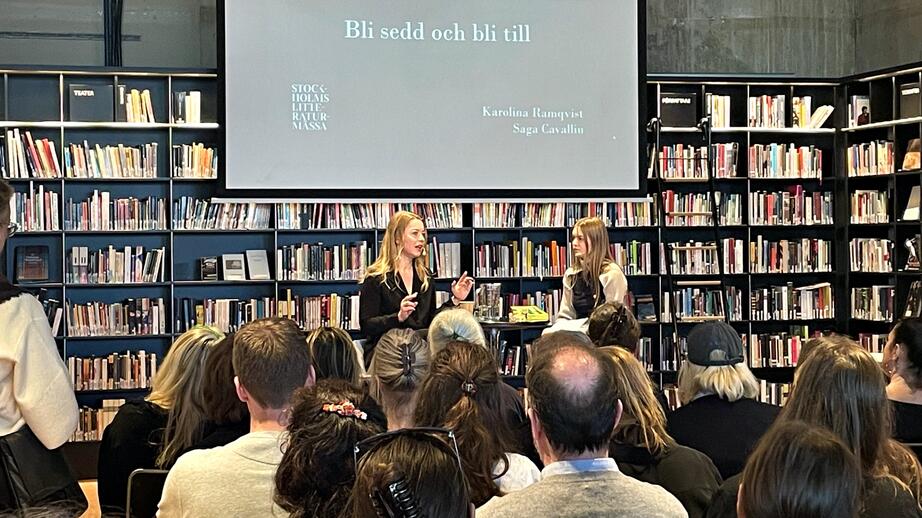 Författarna Karolina Ramqvist och Saga Cavallin i samtal.