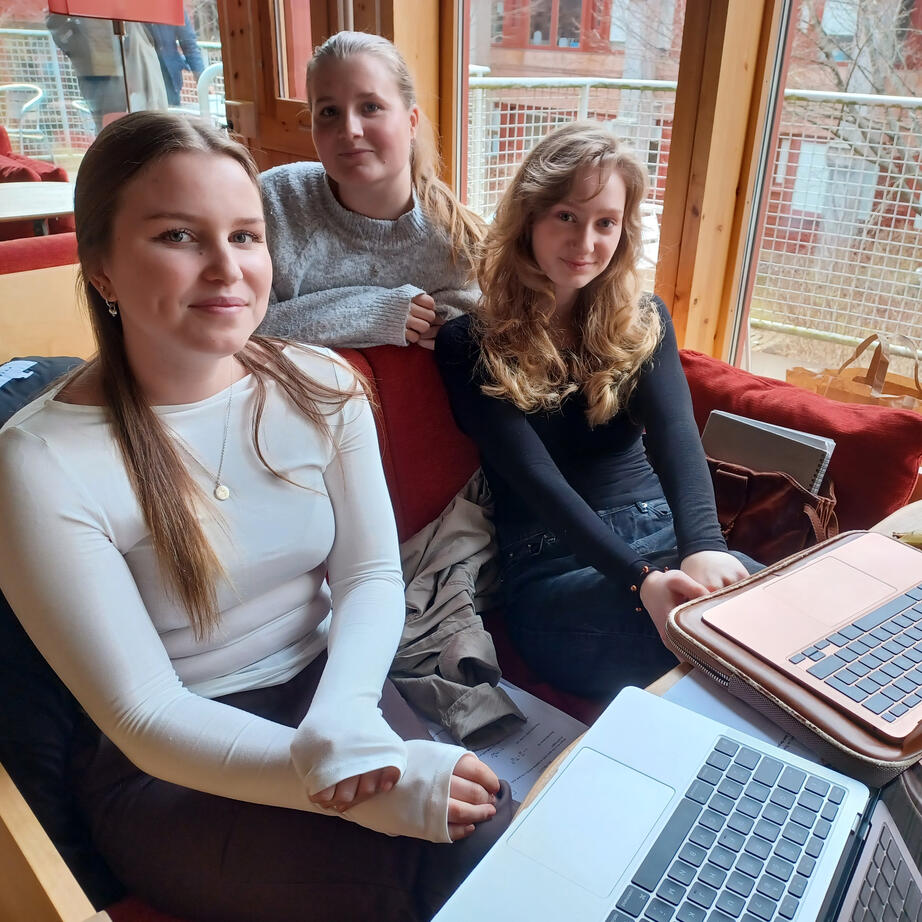 Pia Södergren, 19 år, Nathalie Hammerschmid, 20 år, och Alva Sjöberg, 19 år, läser molekylärbiologi på Stockholms universitet.