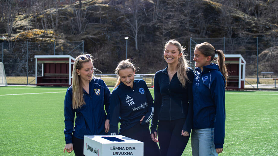 UF-företaget samlar in kläder i kartonglådor som står på idrottshallar runt om i Stockholm. 
