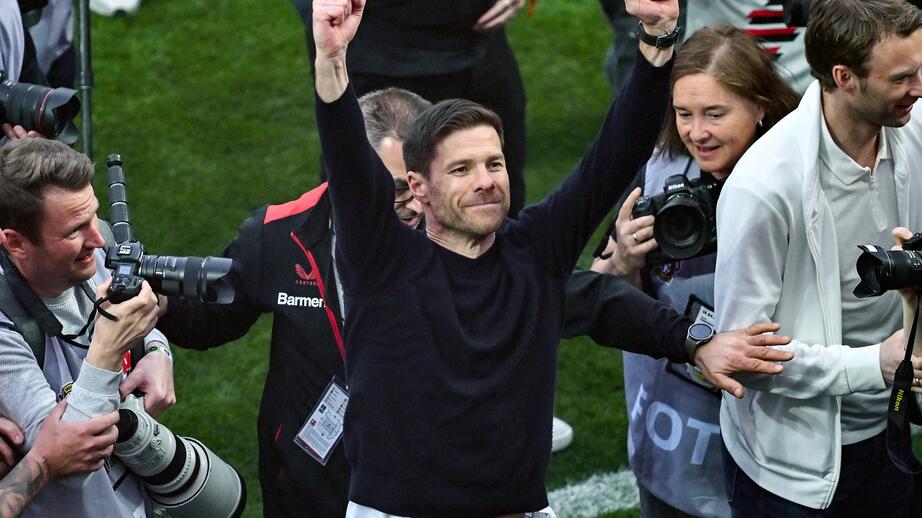 Xabi Alonso firar Bundesliga titeln. 