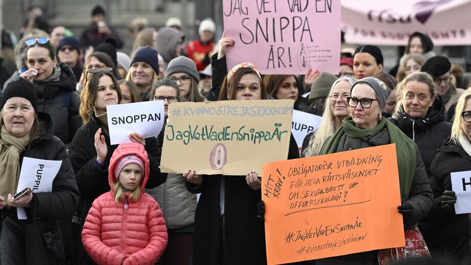 Människor demonstrerade efter hovrättens friande dom.