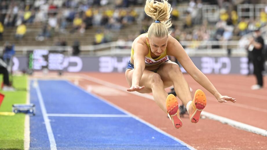 Maja Åskag hoppar tresteg under Finnkampen på Stockholms stadion 2023. Arkivbild.