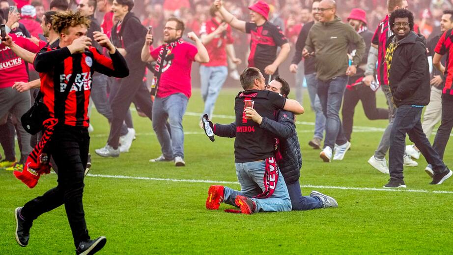 Med sekunder kvar av matchen sprang supportrar in på planen för att fira. 