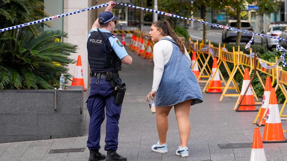 Avspärrningar vid det köpcentrum där en knivattack genomfördes i slutet av förra veckan.