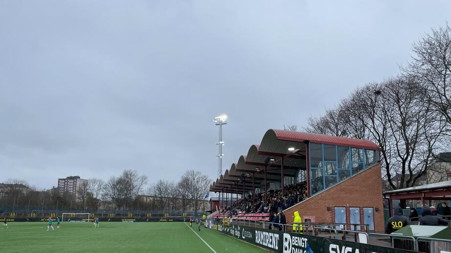 Huvudläktaren på Skytteholms IP under matchen mellan AIK och Kristianstads DFF.