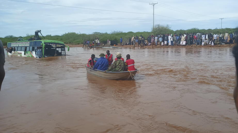 Passagerare från en buss räddas med båtar i norra Kenya tidigare i april.