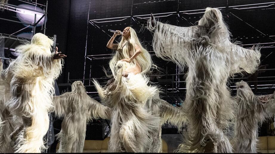 Doja Cat uppträdde med dansande yetis.