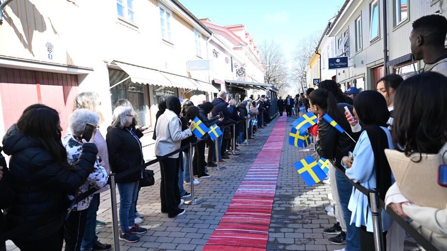 Kungen hyllar den handvävda mattan. 